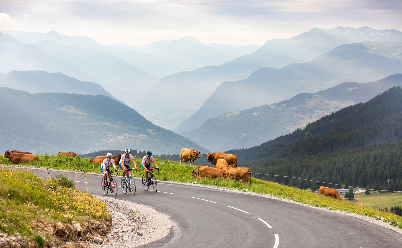 Mensen tijdens het beklimmen van de Col de la Loze.