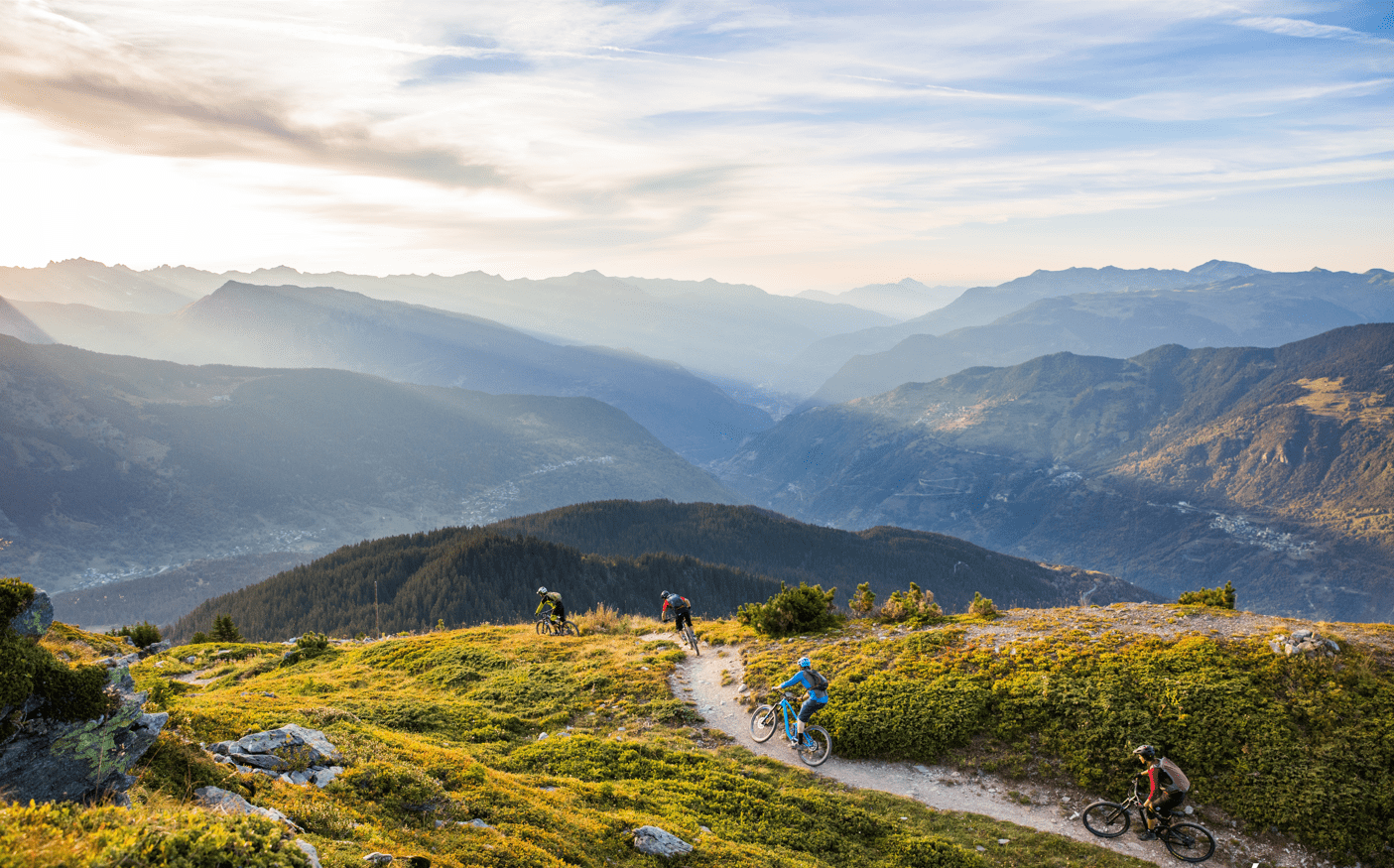 Mountainbikers op een enduro trail tijdens een fietsvakantie in Méribel.