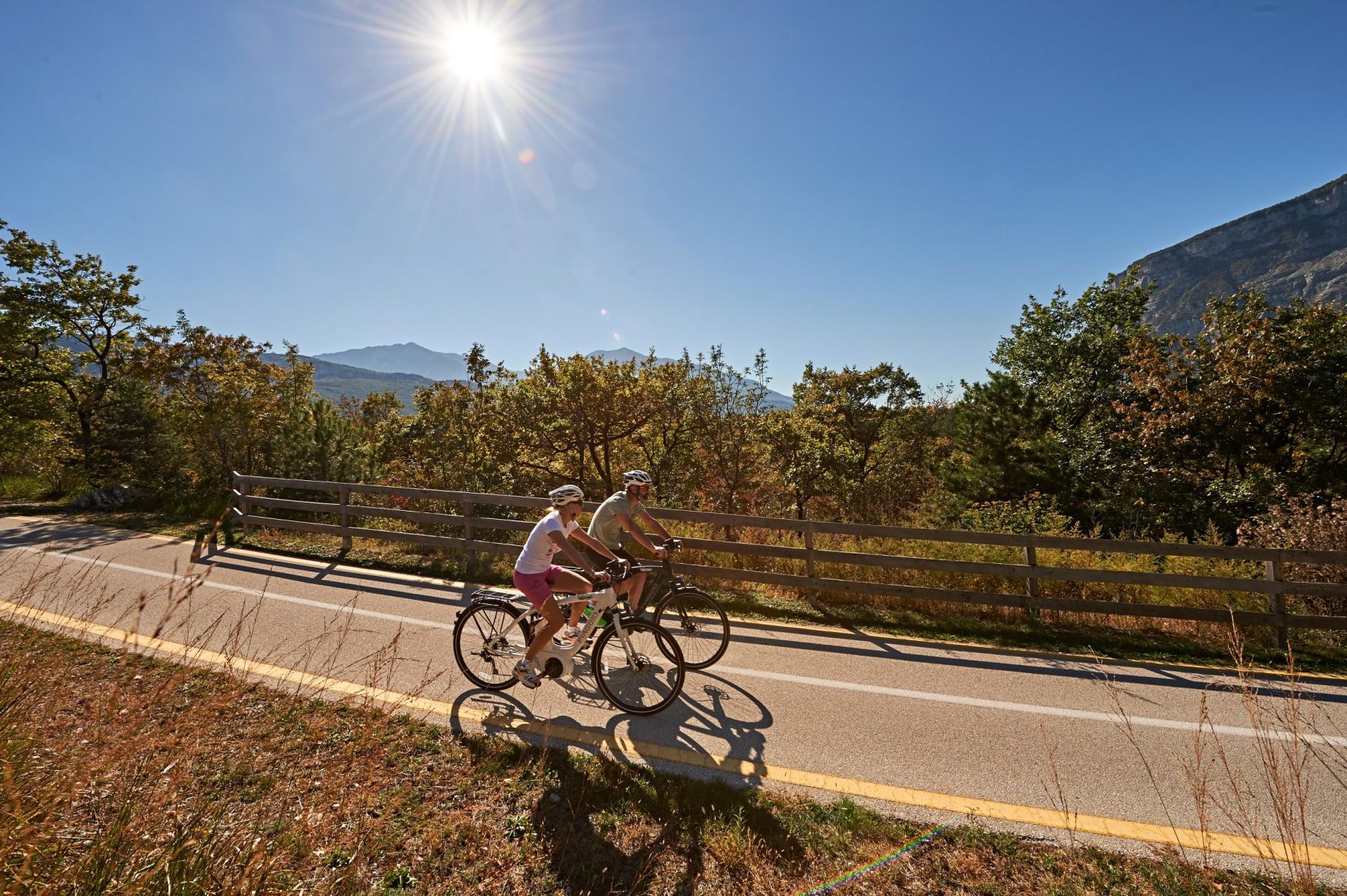 Twee mensen tijdens een fietstocht in Trentino.