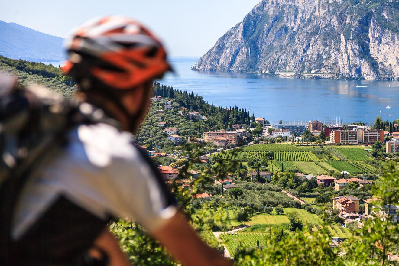 Een man die uitkijkt over een plaats in Trentino tijdens het afleggen van de Via dell Acqua.