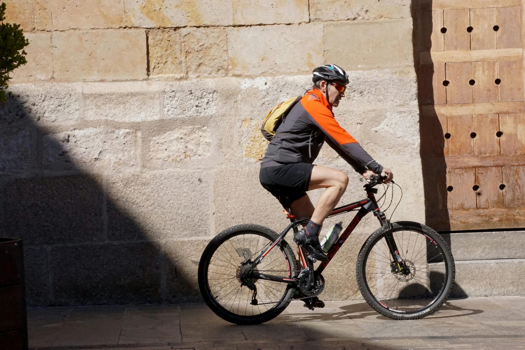 Man op een fiets in Spanje.