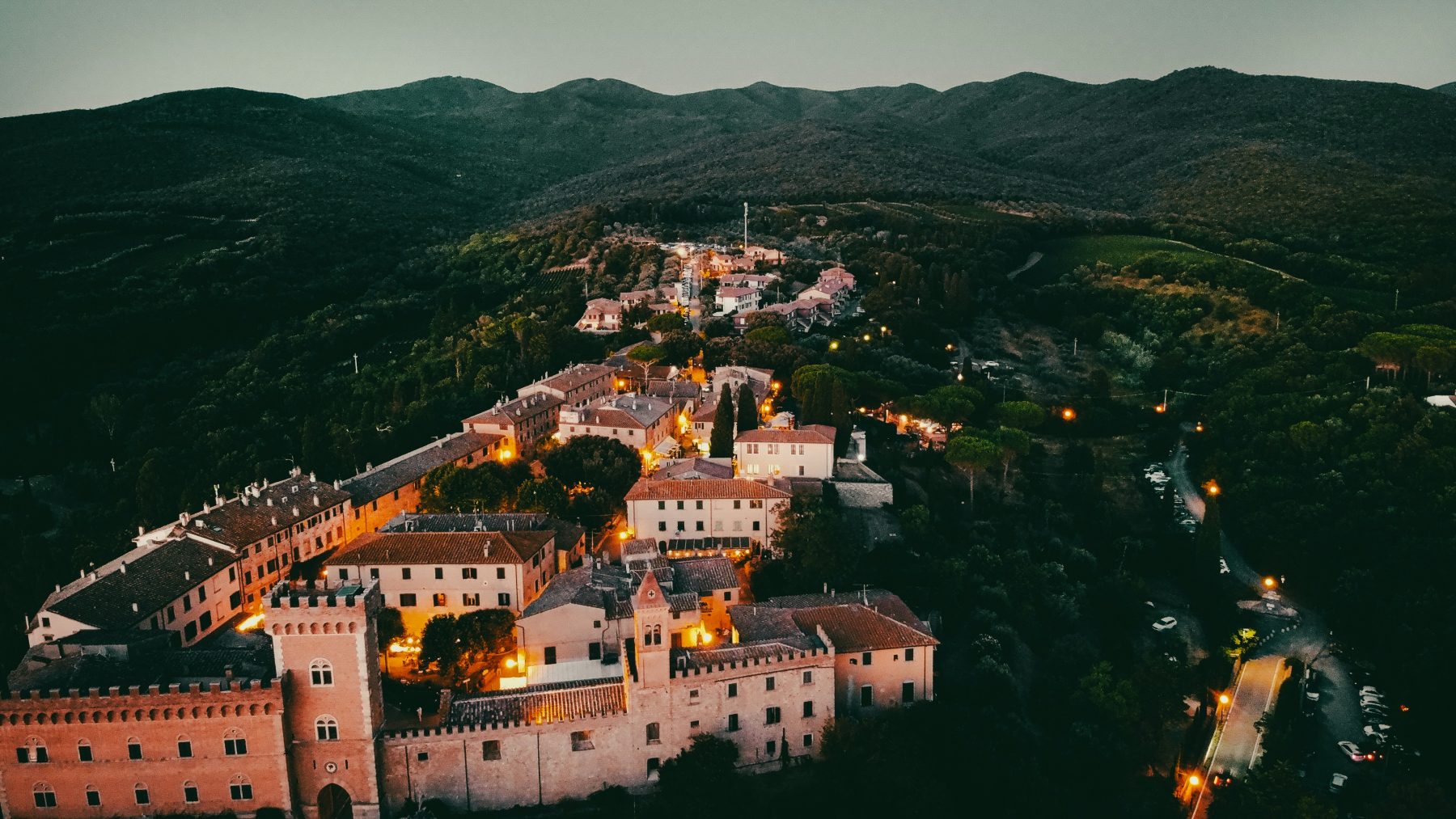 Een prachtig uitzicht over het verlichte, Italiaanse dorp Bolgheri.