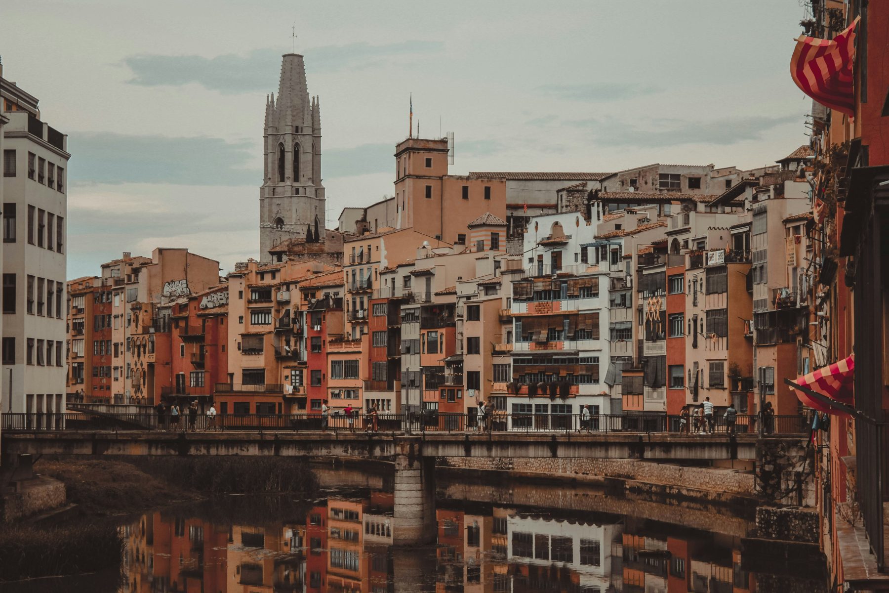 Gebouwen in de stad Girona, wat een heerlijke plek is voor een fietsvakantie in Spanje.