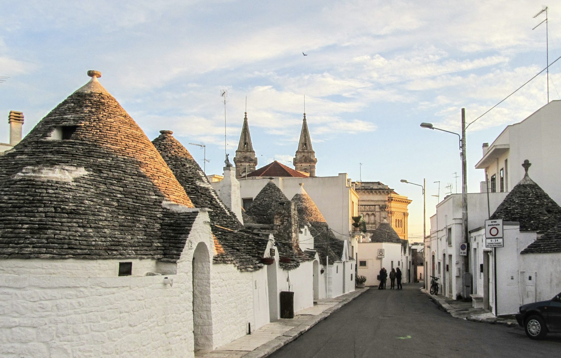 Een straat met verschillende trulli in de Italiaanse stad Alberobello.