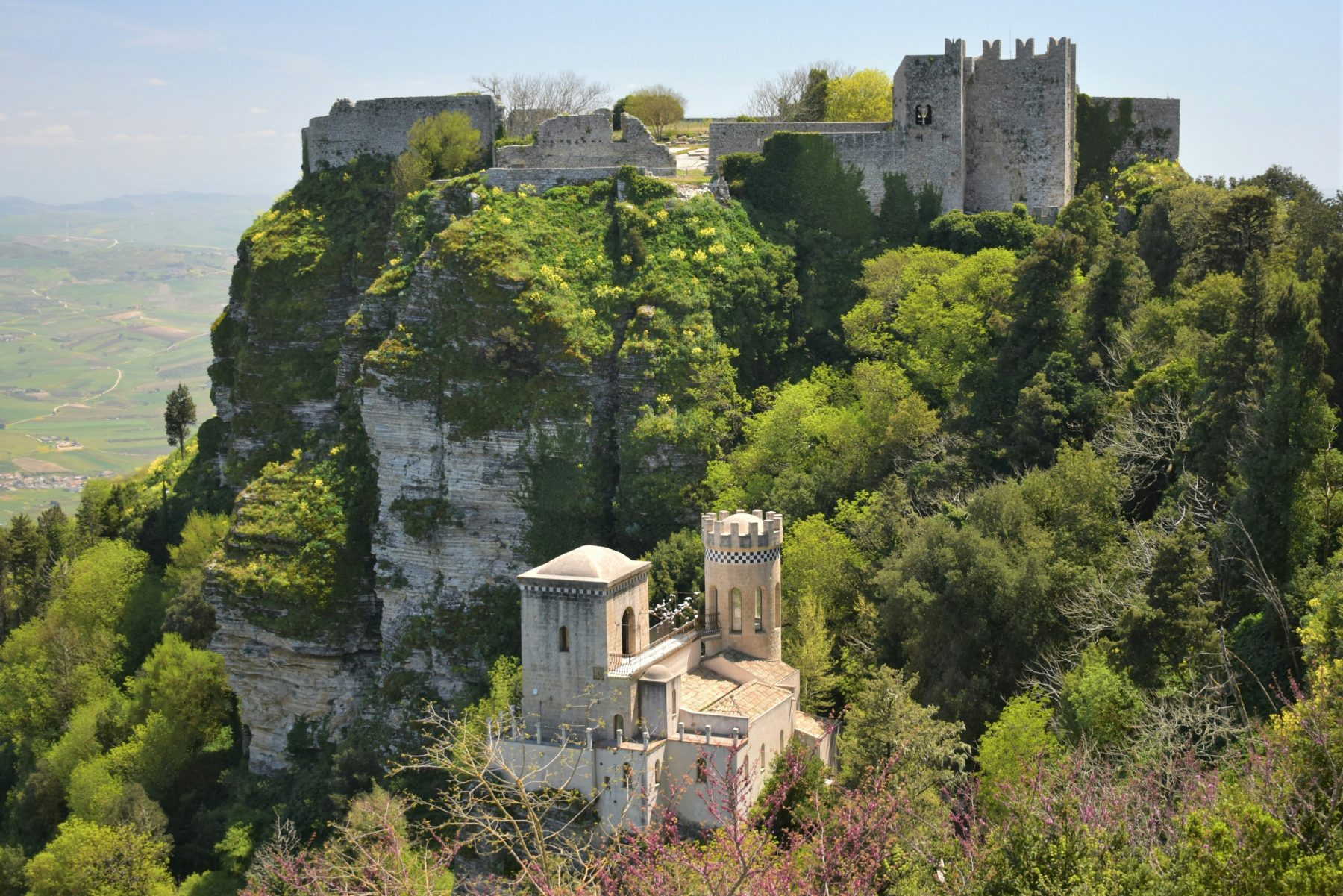 Een uitzicht op Castello di Venere/Castle of Balio en Torretta Pepoli in Erice, Italië.