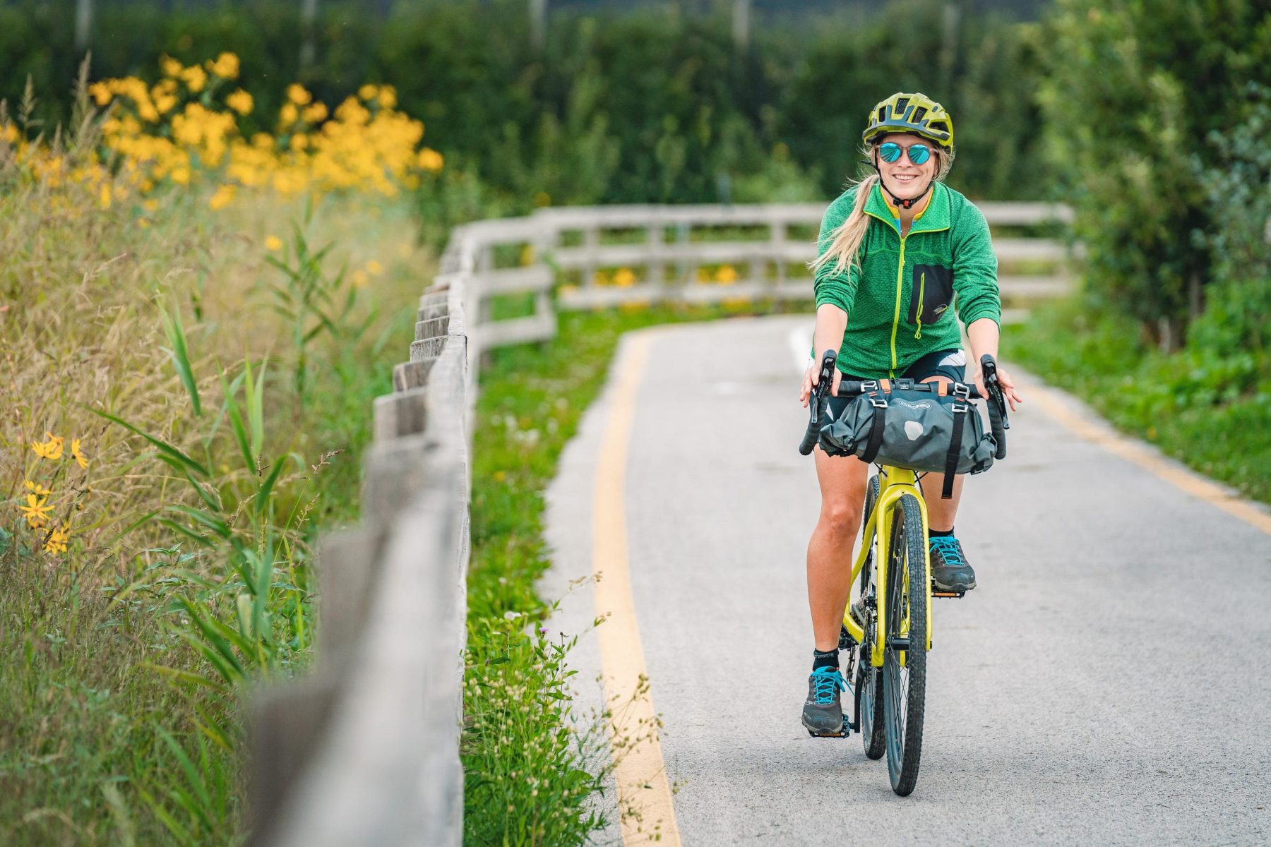 Een vrouw op een fiets tijdens het afleggen van de Via dell Acqua.