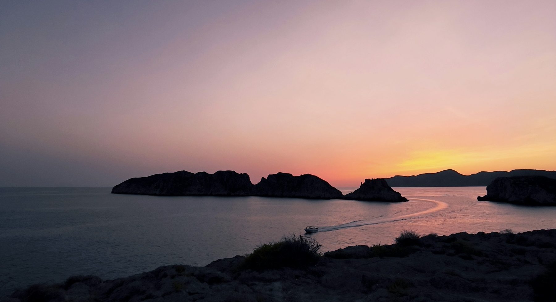 Een bergachtig landschap in Mallorca tijdens zonsondergang.