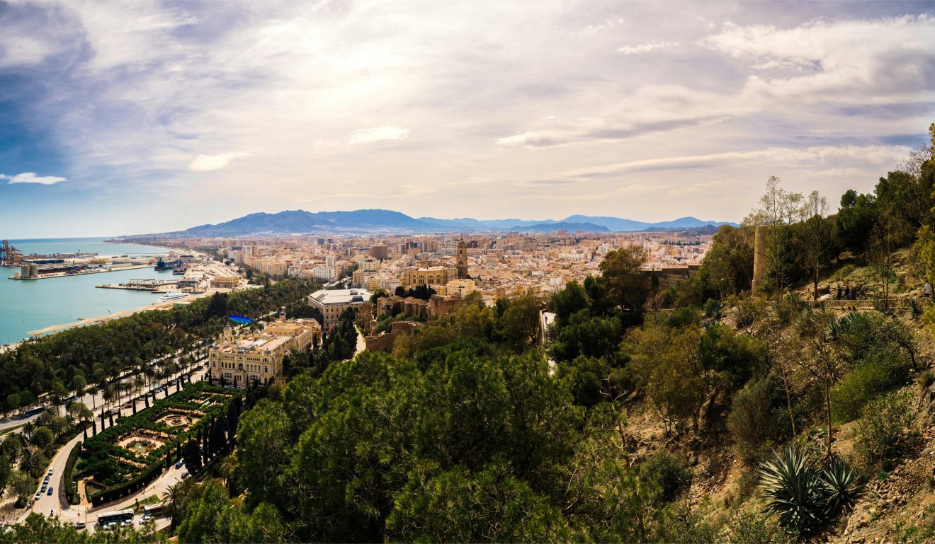 Een uitzicht op Malaga vanaf een gebergte.