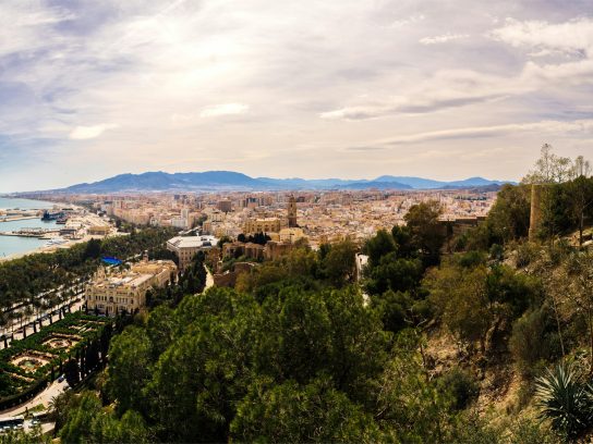 Een uitzicht op Malaga vanaf een gebergte.