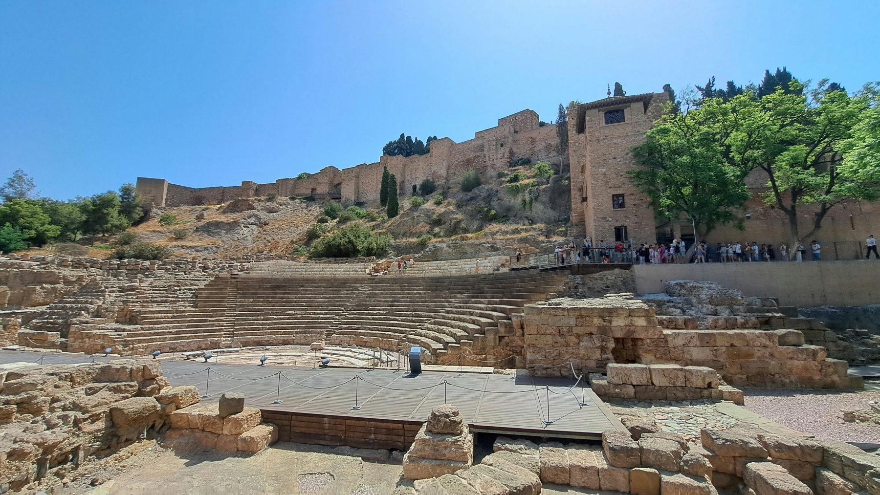 Een Romeins theater in Malaga met op de achtergrond het Alcazaba-kasteel.