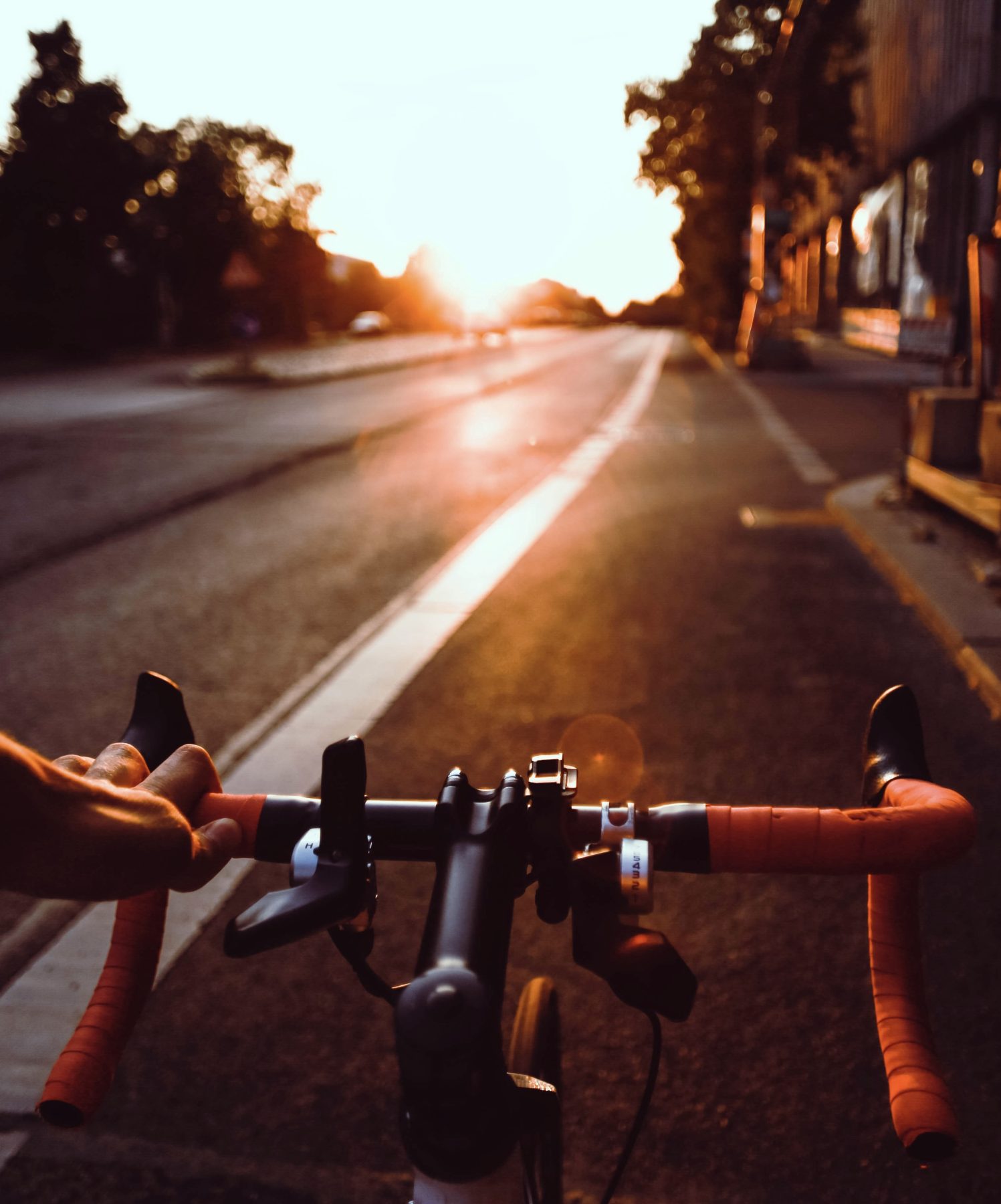 Een persoon op een fiets in Berlijn tijdens zonsondergang.