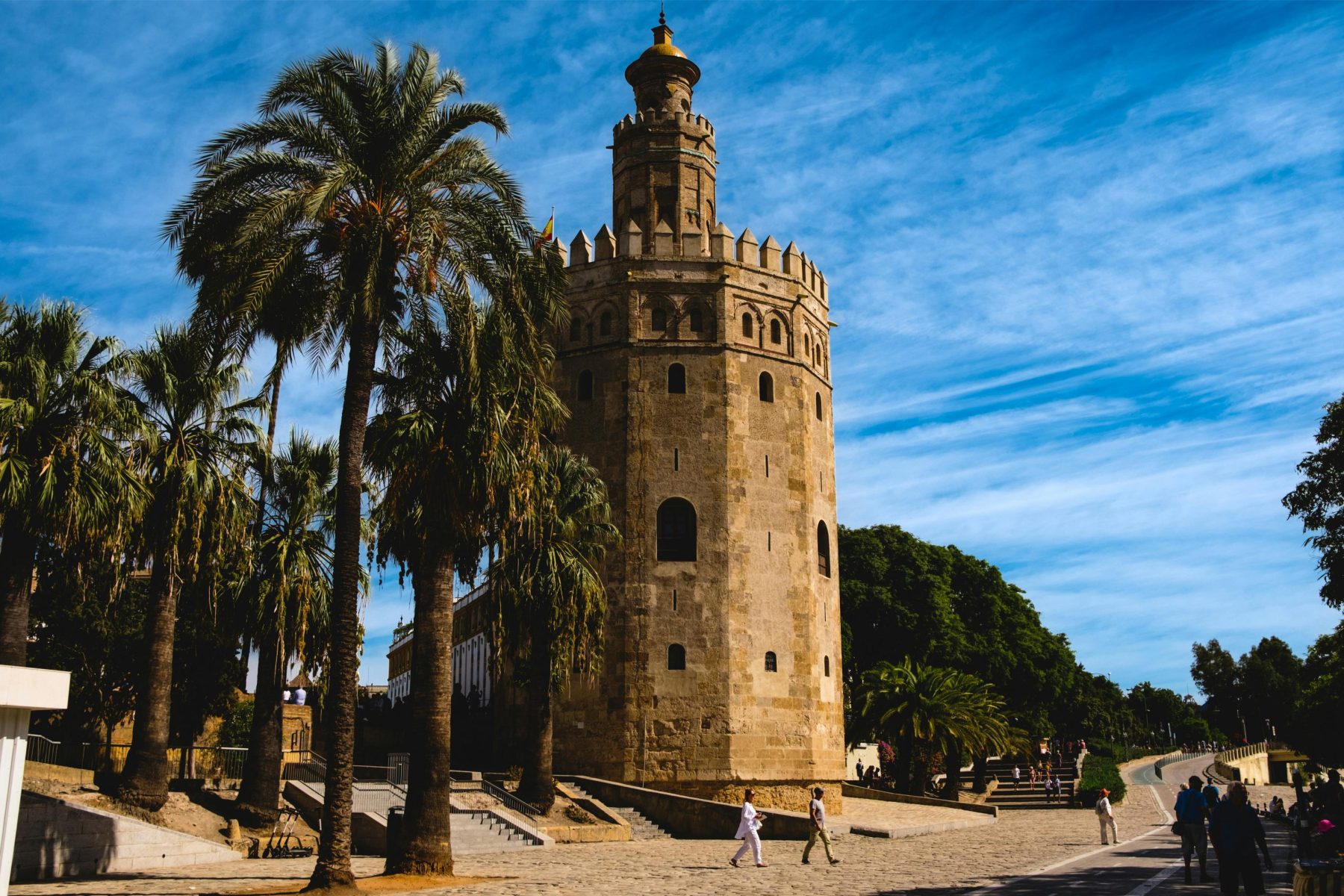 Torre del Oro, dat één van de bezienswaardigheden is die je tijdens een fietstour door Sevilla langs kunt bewonderen.