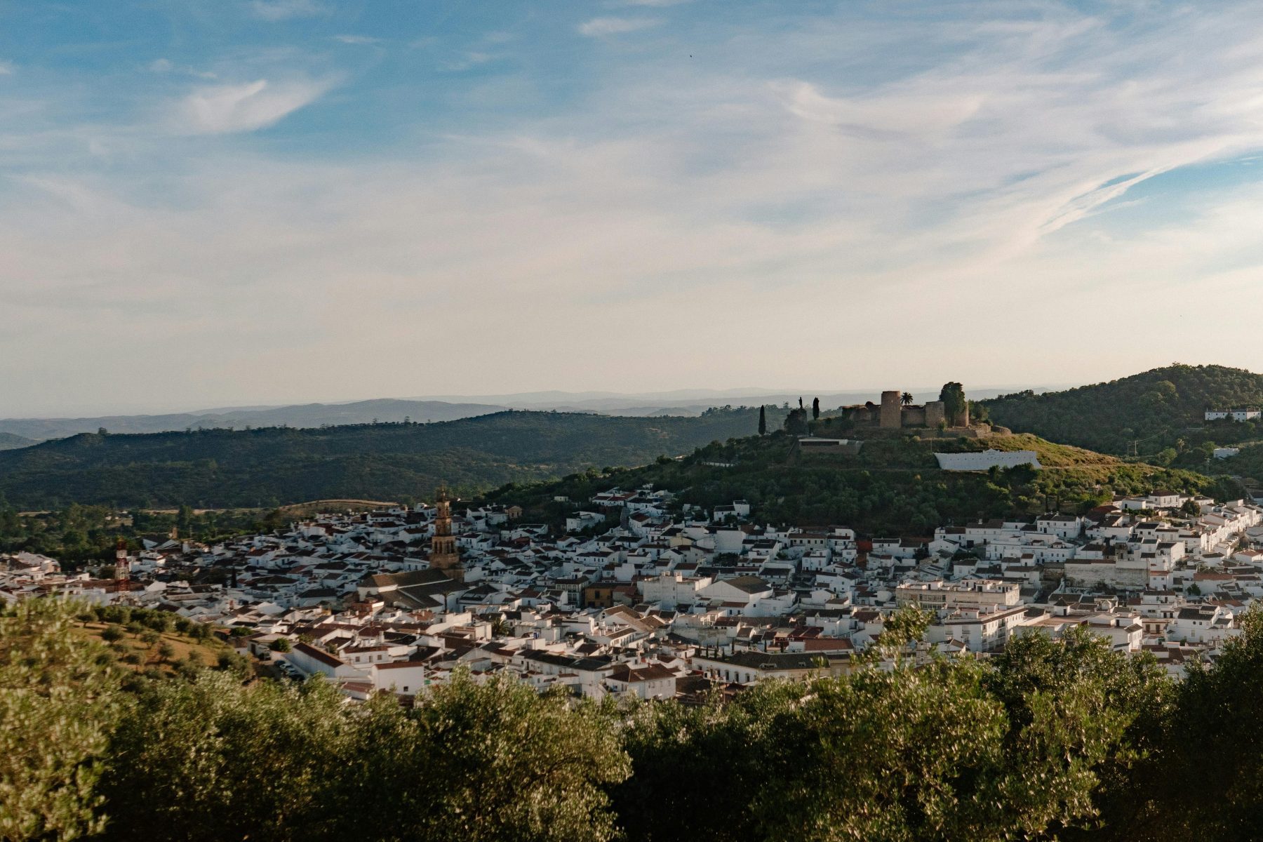 Een uitzicht over het dorpje Constantina in de regio Andalusië.