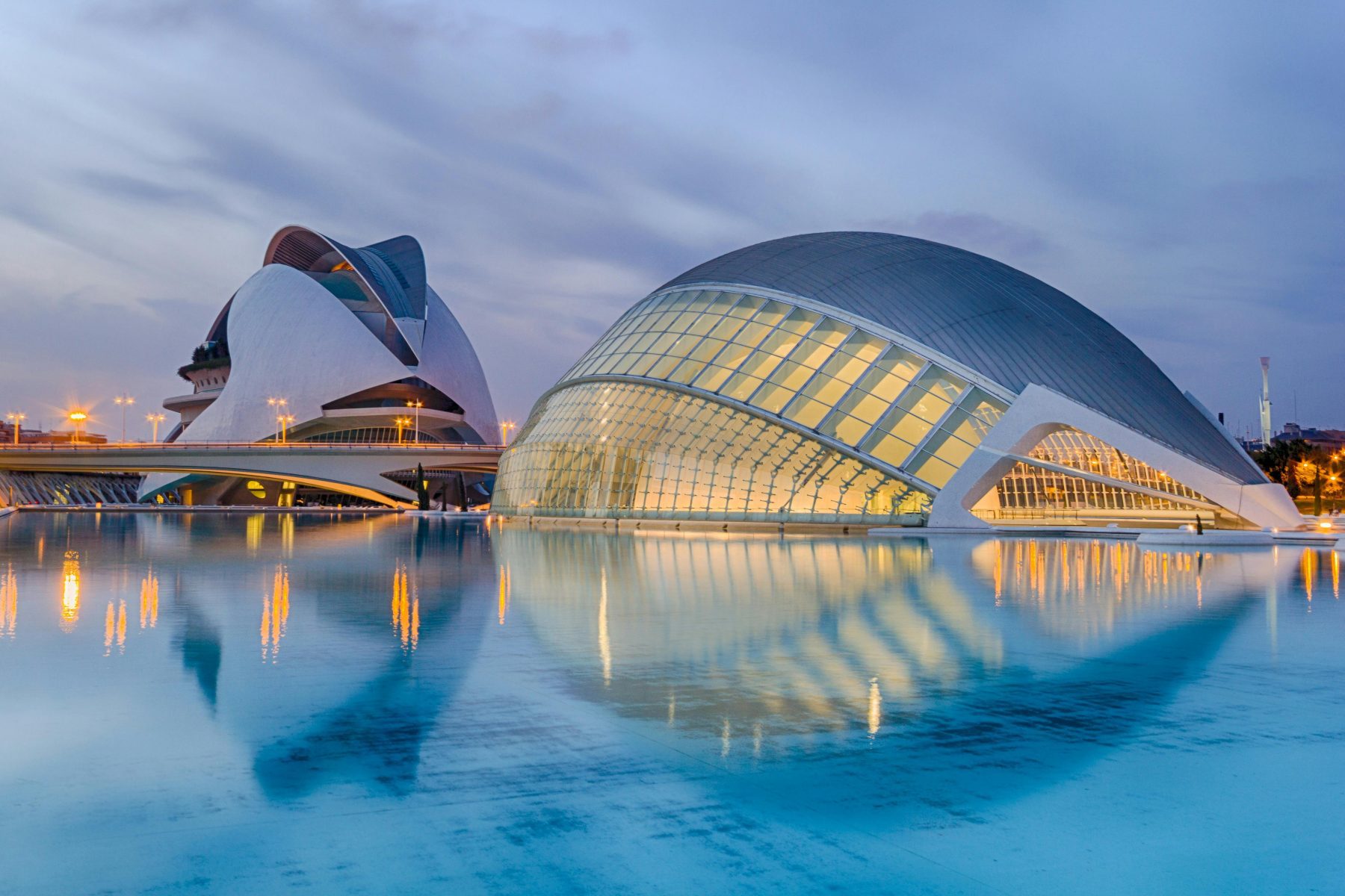 Ciudad de las Artes y las Ciencias tijdens schemering.