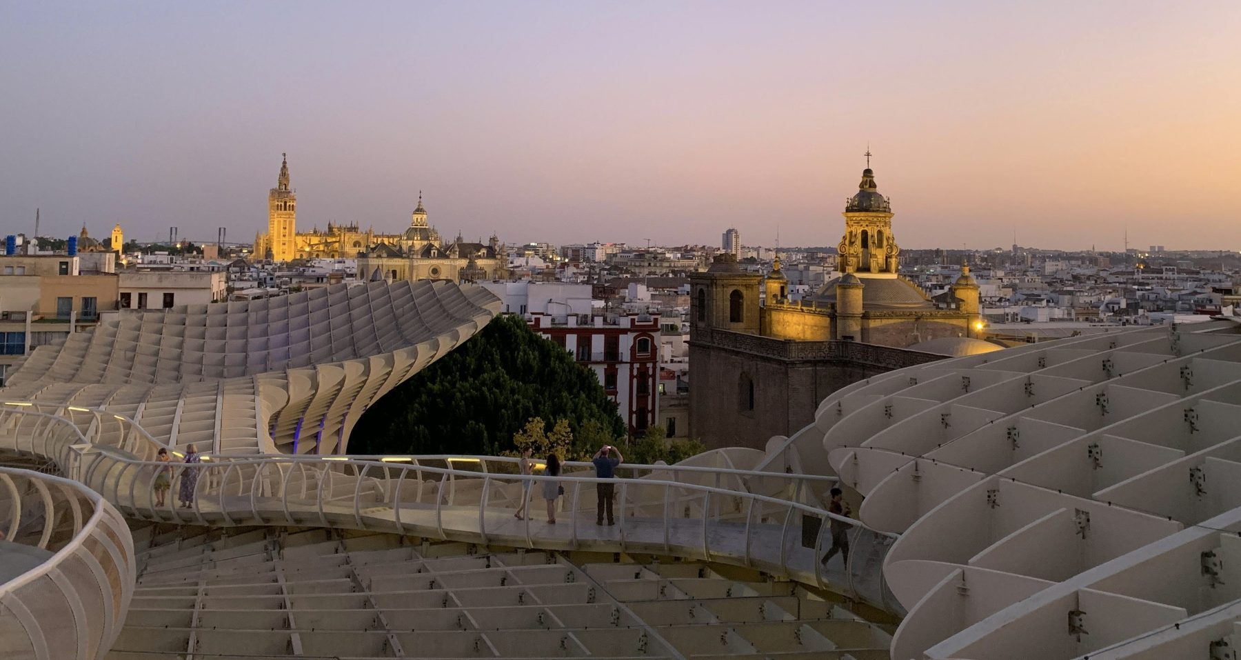 Een uitzicht over Sevilla bij schermering vanaf Metropol Parasol.